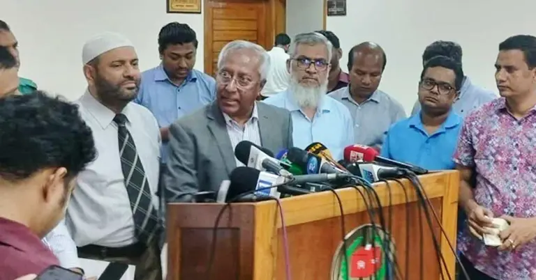 সাংবাদিকদের সঙ্গে কথা বলছেন ইসি সচিব আখতার আহমেদ